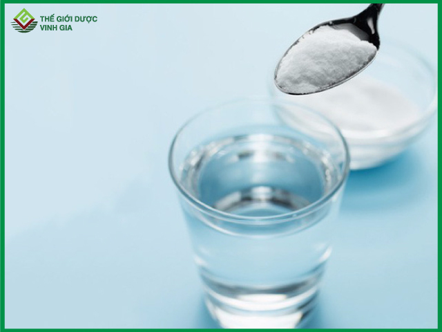 Dùng nước muối loãng để rửa vùng kín cải thiện bệnh viêm lộ tuyến cổ tử cung