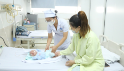 Nữ điều dưỡng cấp cứu bé sơ sinh ngừng thở trên xe taxi