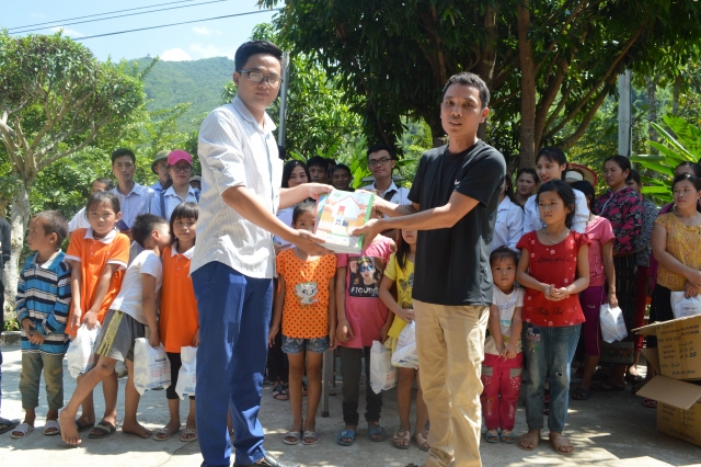 Thăm và tặng vở bút cho Thầy giáo đại diện cho các điểm trường tiểu học thuộc xã Mường Chanh