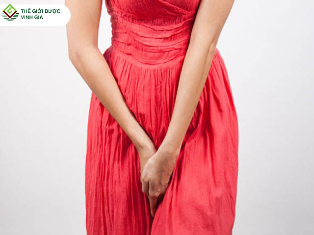 Ngoài biểu hiện đau bụng dưới và đi tiểu nhiều lần, người bệnh còn cảm thất đau rát khi quan hệ, thường xuyên đi tiểu ra mủ hoặc ra máu.