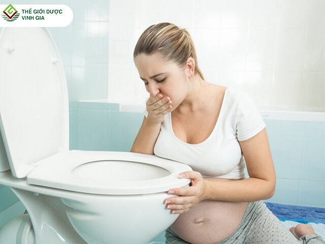 Bị viêm phần phụ khi mang thai, mẹ bầu sẽ cảm thấy đau bụng dưới, sốt nhẹ, buồn nôn, cơ thể dễ mệt mỏi,...