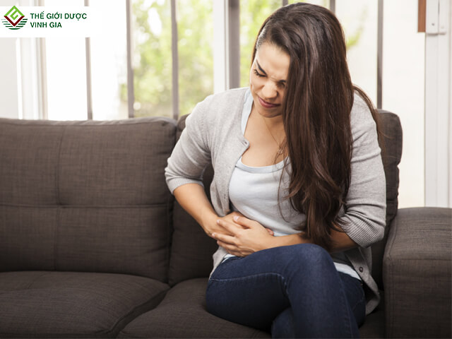 Nhiễm trùng tiết niệu gây ra các biến chứng như đau bụng dưới rốn ở giữa, đi tiểu đau, buốt và lúc nào cũng mót tiểu.