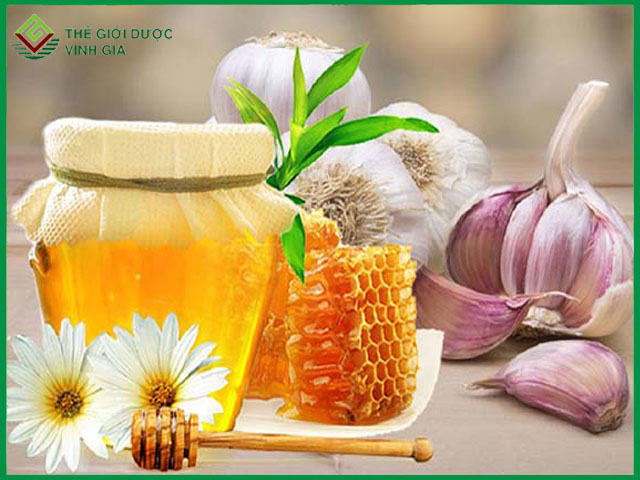 Có thể dùng tỏi ngâm mật ong để điều trị chứng đầy bụng khó tiêu