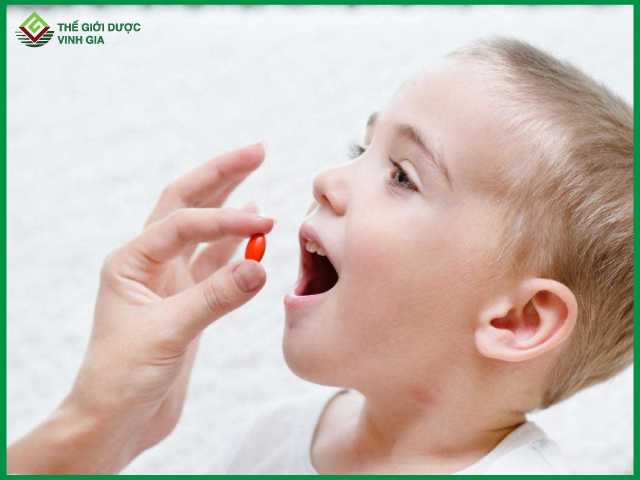 Khi cho trẻ uống thuốc cần có sự giám sát của người lớn