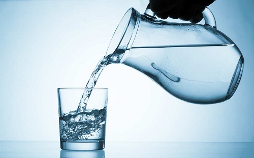 Cần uống bù đủ nước để phòng đau đầu