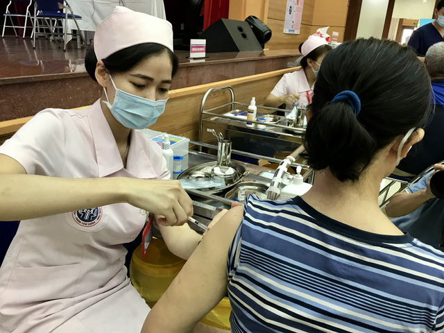 Việt Nam chạm mốc tiêm chủng 50 triệu liều vaccine COVID-19.