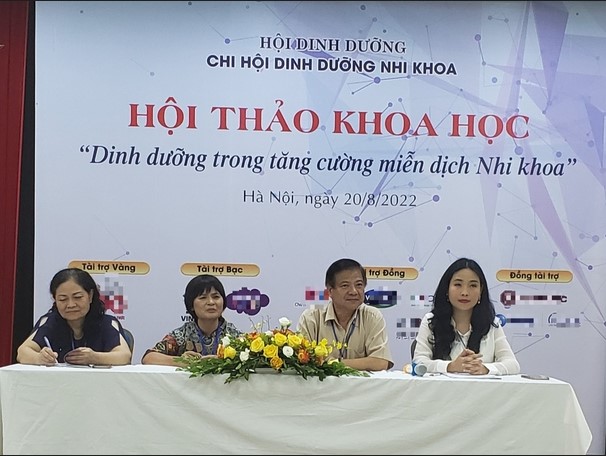 Các chuyên gia chia sẻ tại Hội thảo khoa học Dinh dưỡng trong tăng cường miễn dịch Nhi khoa.