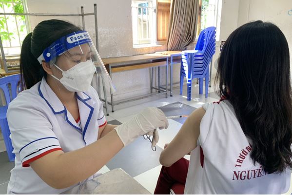 Việt Nam sẽ triển khai tiêm vaccine COVID-19 cho trẻ từ 5 đến dưới 12 tuổi đồng loạt tại 63 tỉnh/thành ngay khi có vaccine về. Ảnh minh hoạ