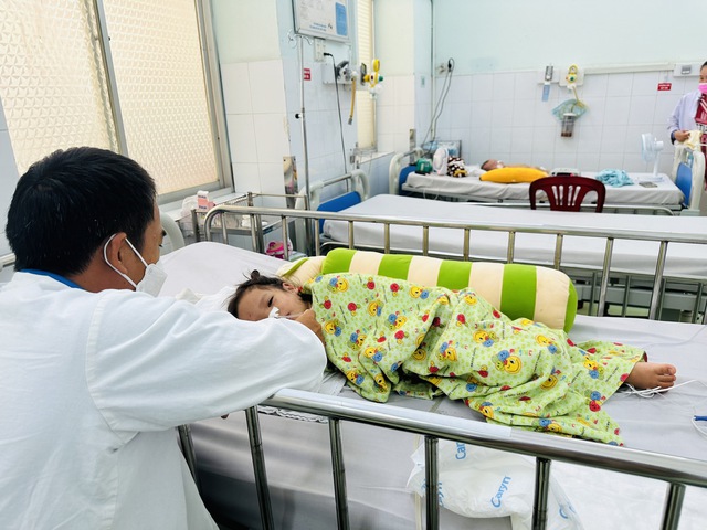 Bệnh nhi mắc bệnh tay chân miệng điều trị tại Bệnh viện Nhi đồng 2 TPHCM. Ảnh tư liệu: Kim Vân