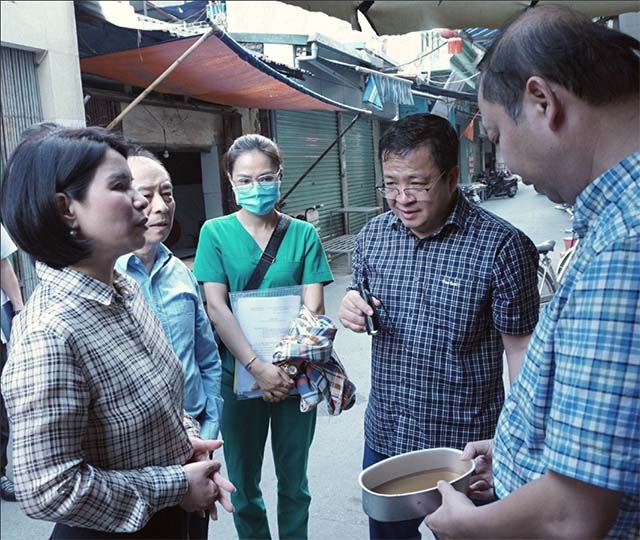 Giám đốc Sở Y tế Hà Nội Trần Thị Nhị Hà (ngoài cùng, bên trái) cùng các chuyên gia kiểm tra thực tế chống dịch tại nhà dân.