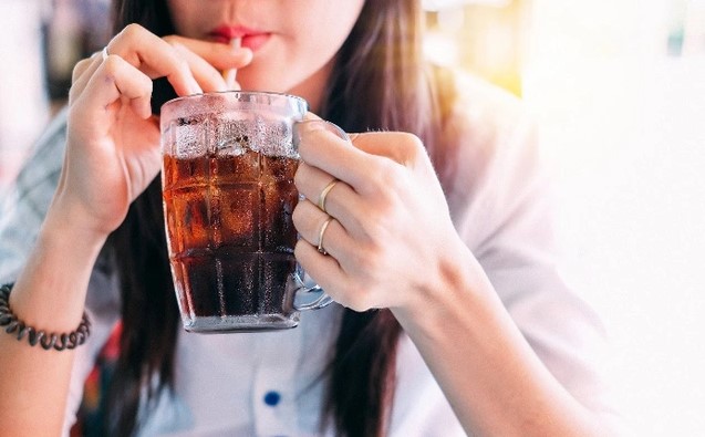 Hạn chế tiêu thụ đồ uống có đường để bảo vệ sức khỏe.
