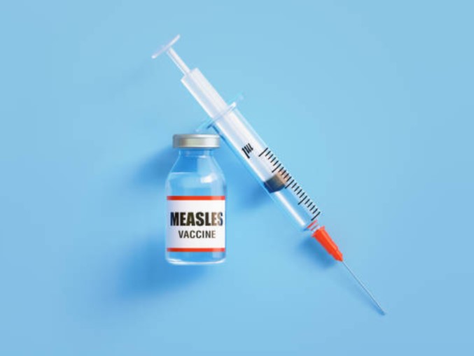 Theo WHO, tiêm chủng là cách tốt nhất để ngăn ngừa bệnh sởi và lây sang người khác. Vaccine này an toàn và có thể giúp cơ thể chống lại virus.
